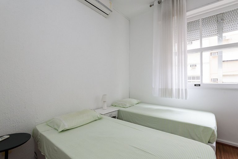 2 bedrooms / 2 bathrooms Between Copa Ipanema Arpoador