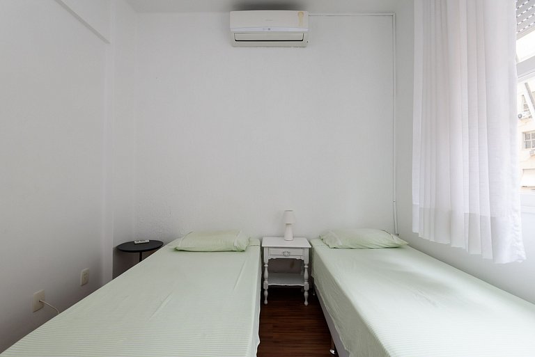 2 bedrooms / 2 bathrooms Between Copa Ipanema Arpoador