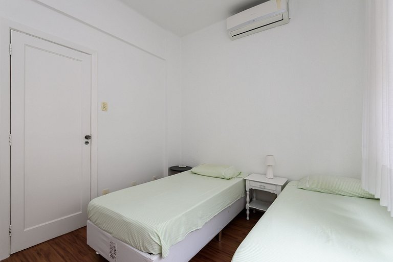 2 bedrooms / 2 bathrooms Between Copa Ipanema Arpoador