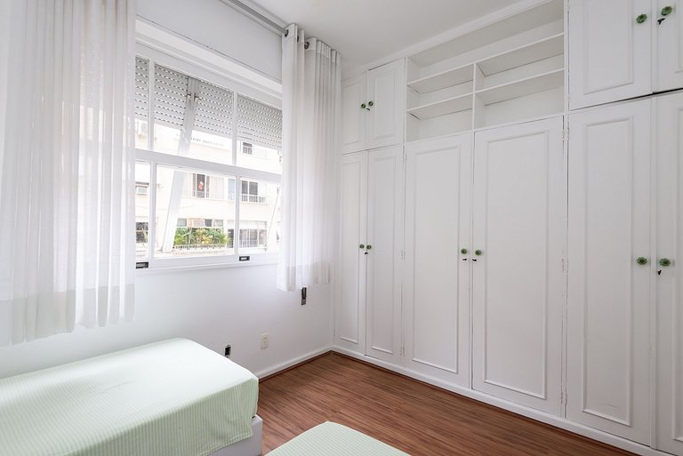 2 bedrooms / 2 bathrooms Between Copa Ipanema Arpoador