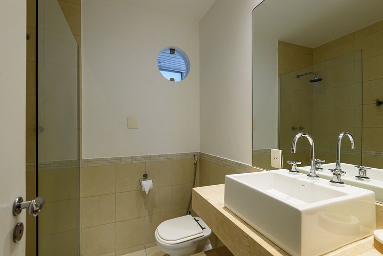 2 bedrooms / 2 bathrooms Between Copa Ipanema Arpoador