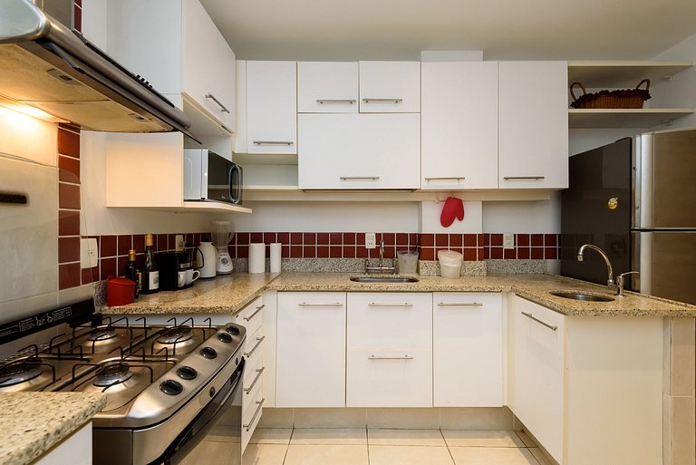 2 bedrooms / 2 bathrooms Between Copa Ipanema Arpoador