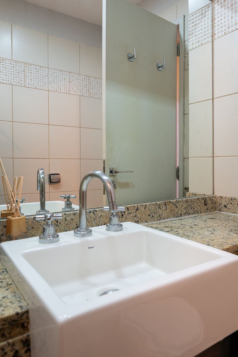 Comfort 10 min from subway, mall & beach