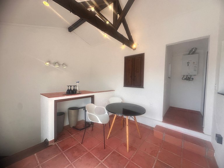 Vista a las montañas, chimenea y hidromasaje