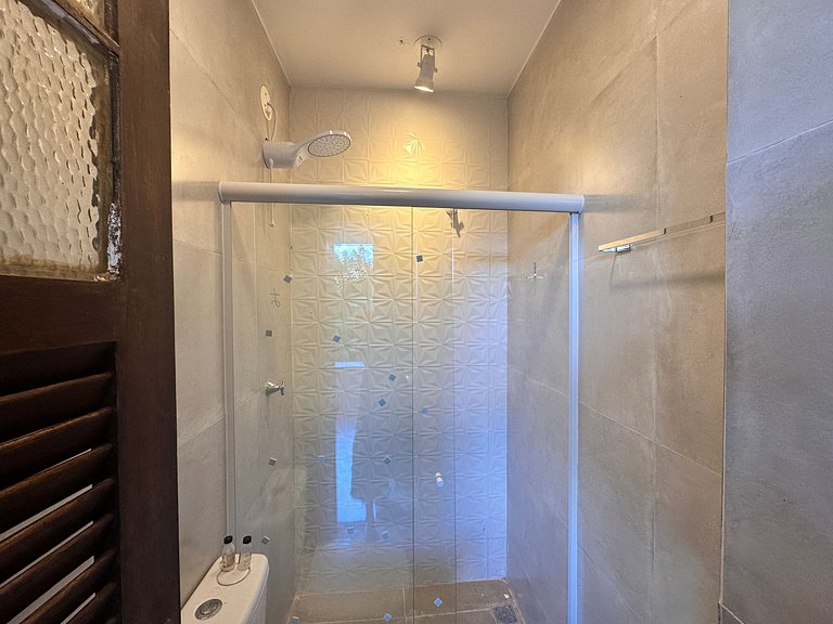 Vista a las montañas, chimenea y hidromasaje