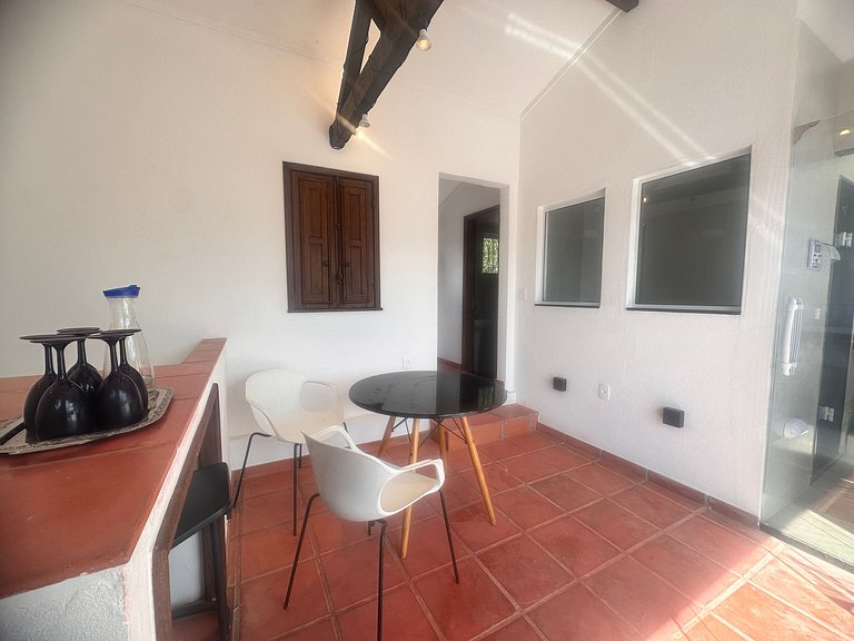 Vista para montanhas com lareira e hidromassagem