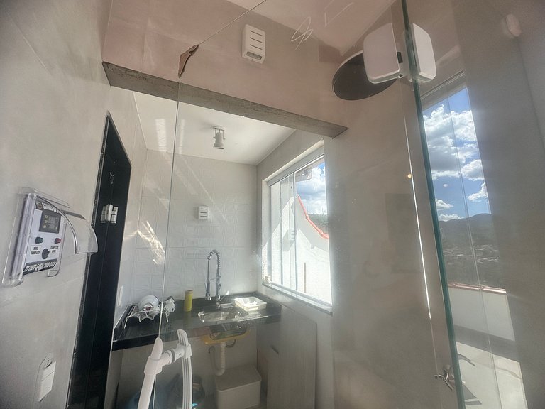 Vista a las montañas, chimenea y hidromasaje