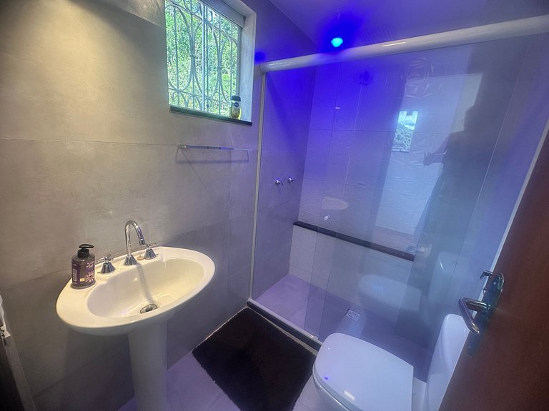 Vista para montanhas com lareira e hidromassagem