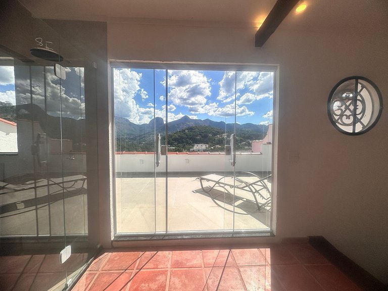 Vista para montanhas com lareira e hidromassagem