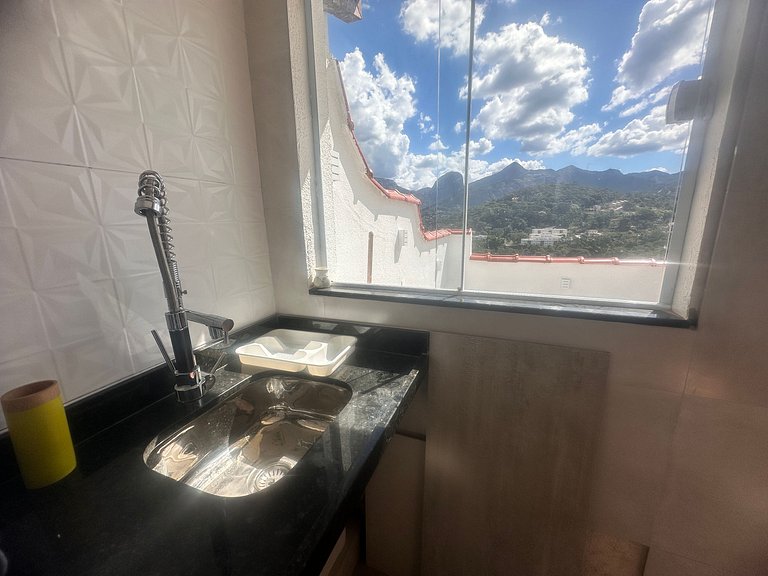 Vista a las montañas, chimenea y hidromasaje