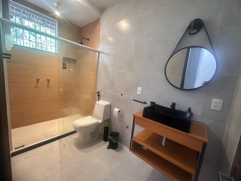 Vista a las montañas, chimenea y hidromasaje