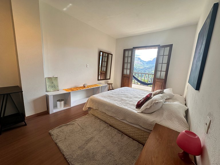 Vista para montanhas com lareira e hidromassagem