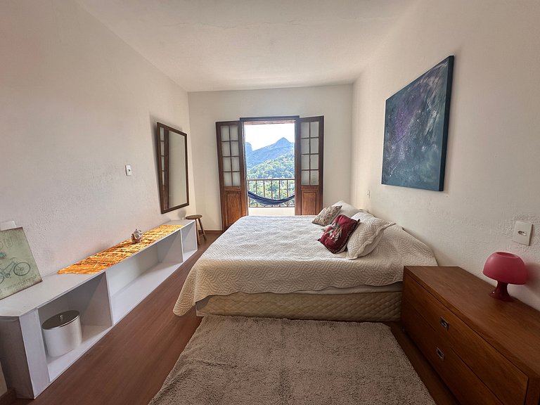 Vista para montanhas com lareira e hidromassagem