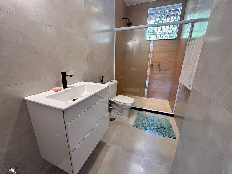 Vista para montanhas com lareira e hidromassagem