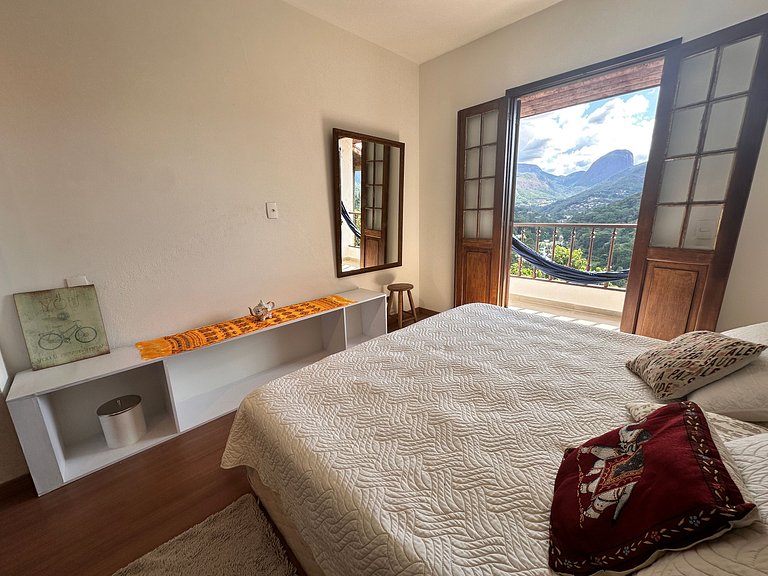 Vista a las montañas, chimenea y hidromasaje