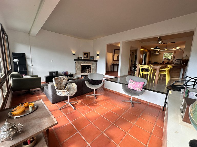 Vista a las montañas, chimenea y hidromasaje