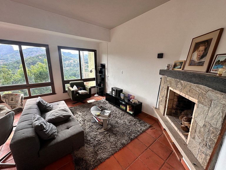 Vista a las montañas, chimenea y hidromasaje