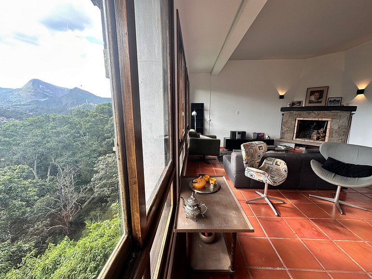 Vista para montanhas com lareira e hidromassagem