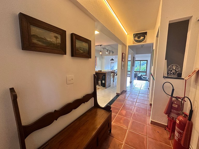 Vista para montanhas com lareira e hidromassagem