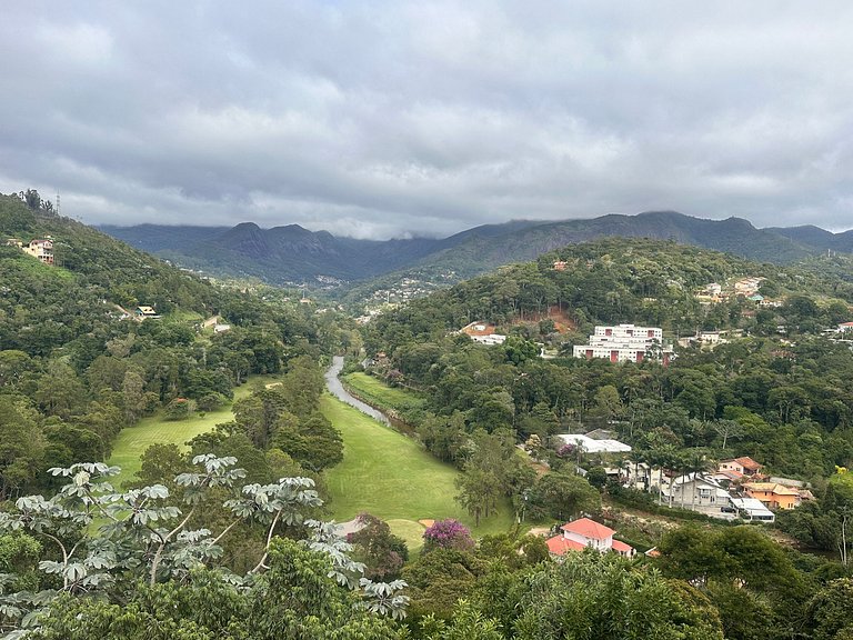Vista a las montañas, chimenea y hidromasaje
