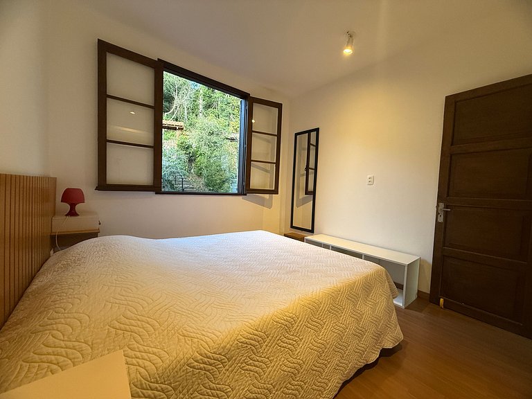 Vista para montanhas com lareira e hidromassagem