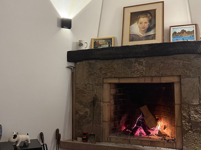 Vista a las montañas, chimenea y hidromasaje