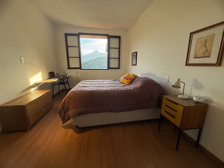 Vista a las montañas, chimenea y hidromasaje