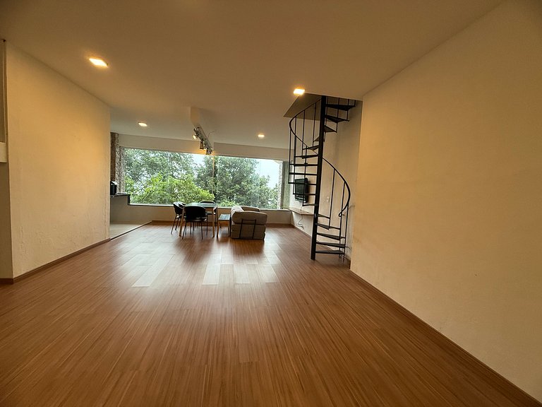 Vista para montanhas com lareira e hidromassagem