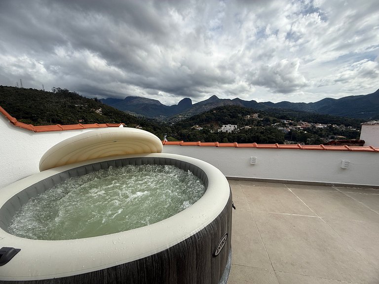 Vista a las montañas, chimenea y hidromasaje