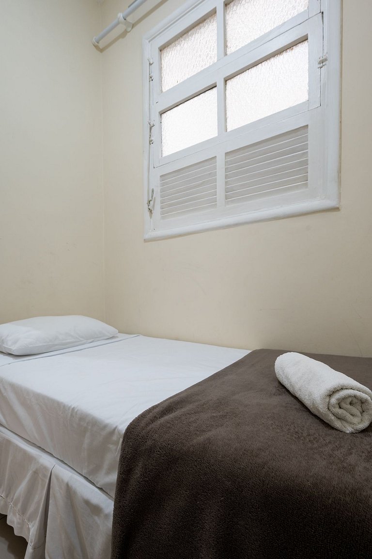 5 MINUTOS DA PRAIA DE IPANEMA, AO LADO DO METRO