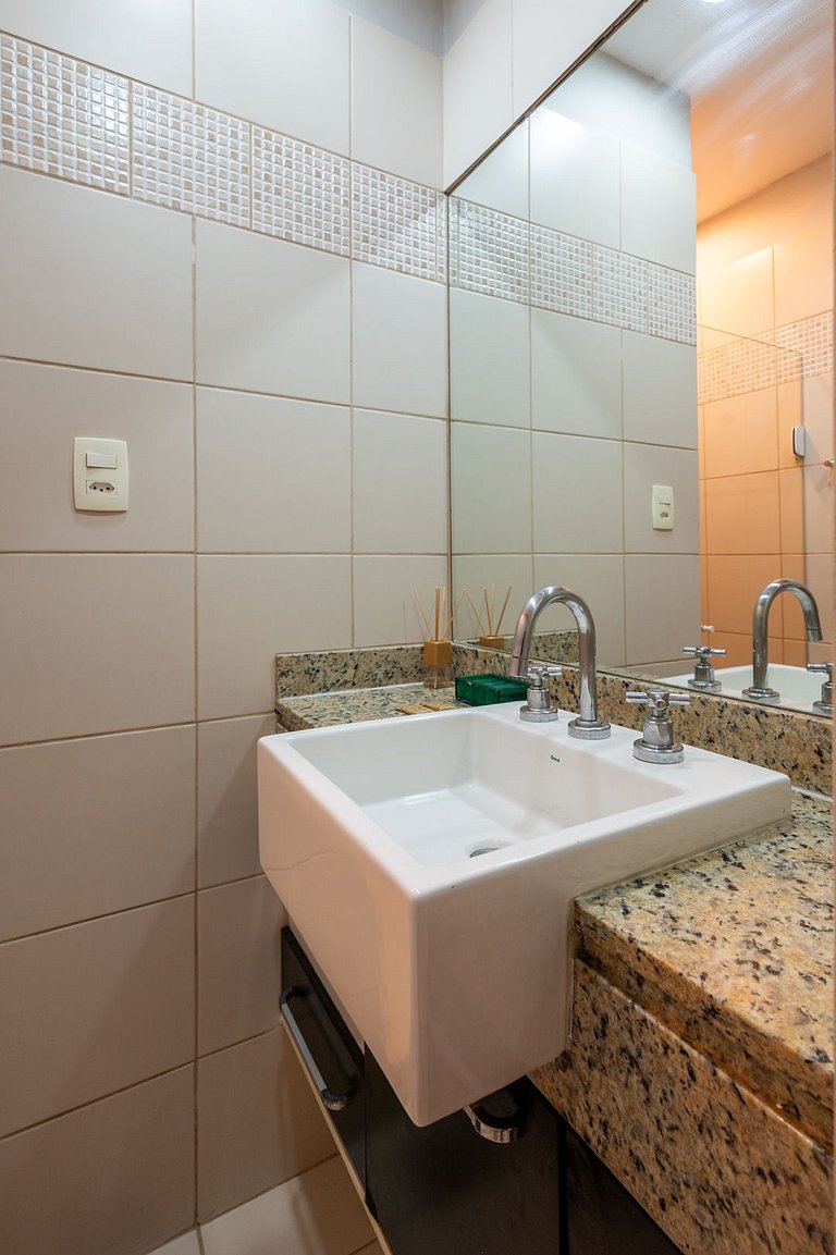 Comfort 10 min from subway, mall & beach