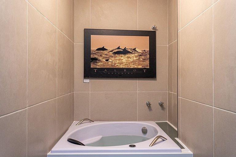 Apartment with Hot Tub, 2 Bedrooms Near the Beach