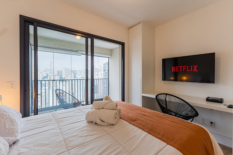 Studio with coworking, pool and city view