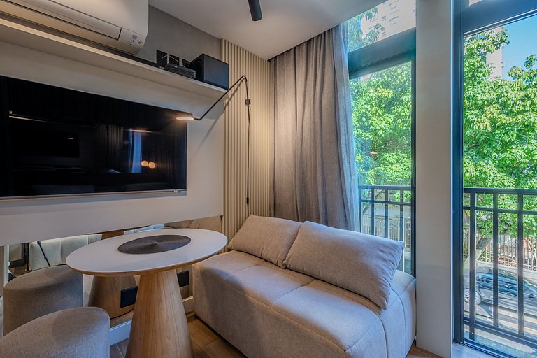 3 min walk from Leblon Beach, green view