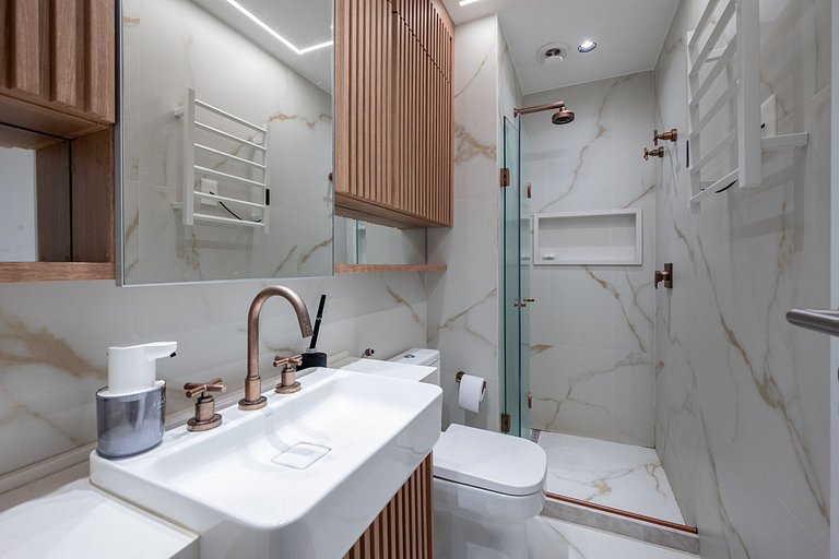 3 min walk from Leblon Beach, green view