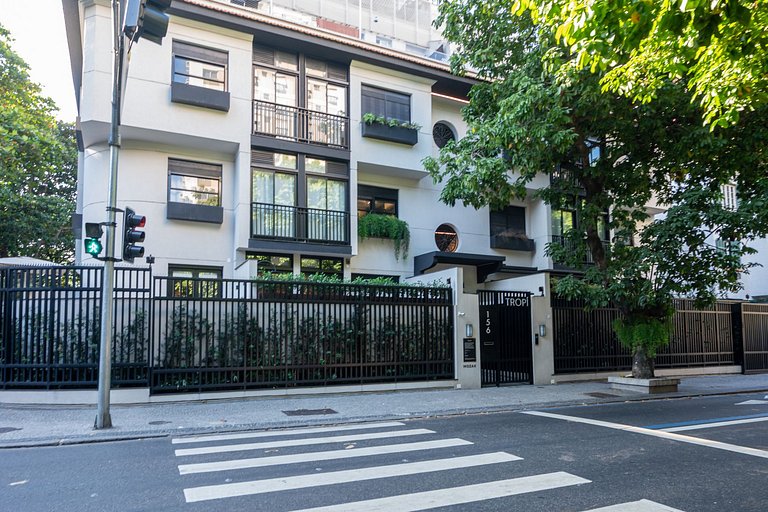 3 min walk from Leblon Beach, green view