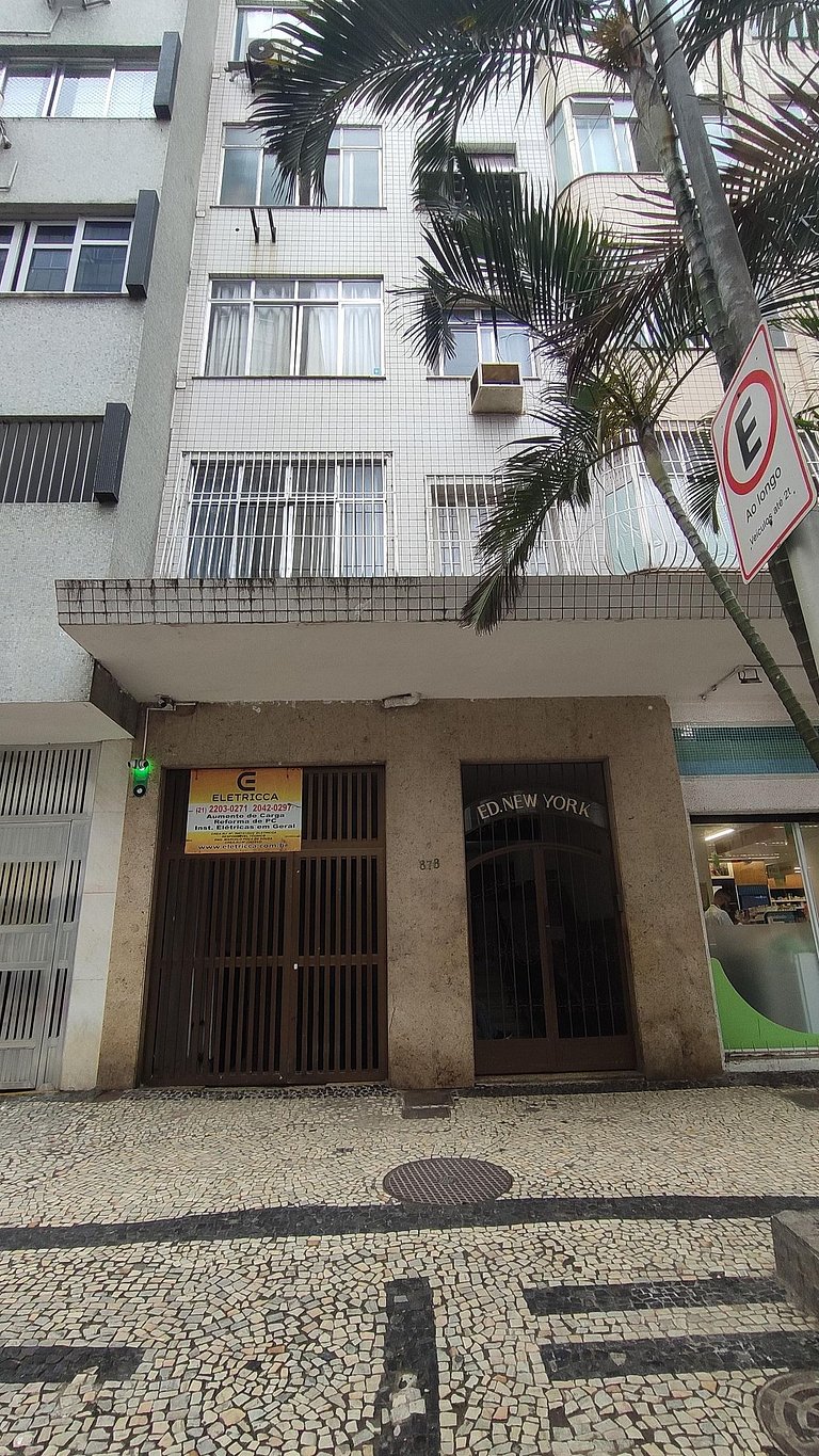 A 1 quadra da Praia do Leme, rodeado de comércios