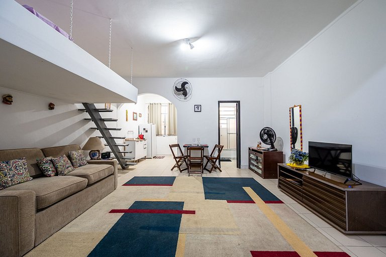 A 1 quadra da Praia do Leme, rodeado de comércios