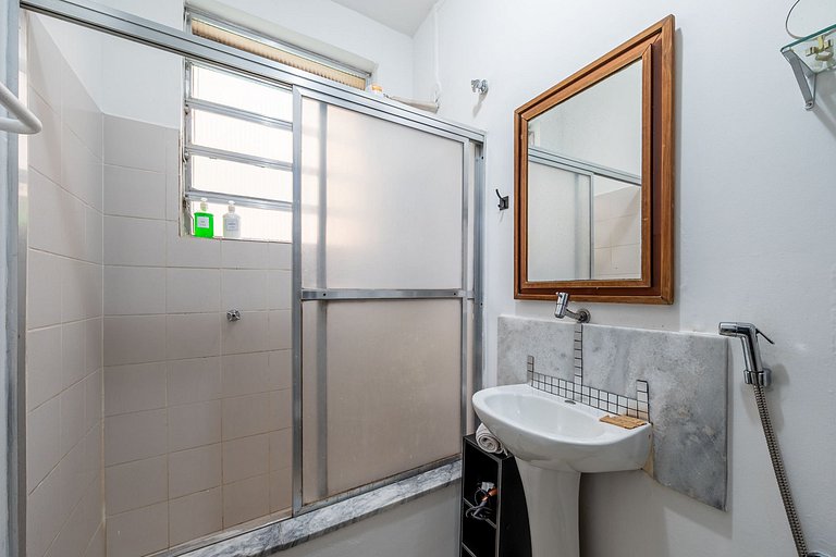 A 1 quadra da Praia do Leme, rodeado de comércios