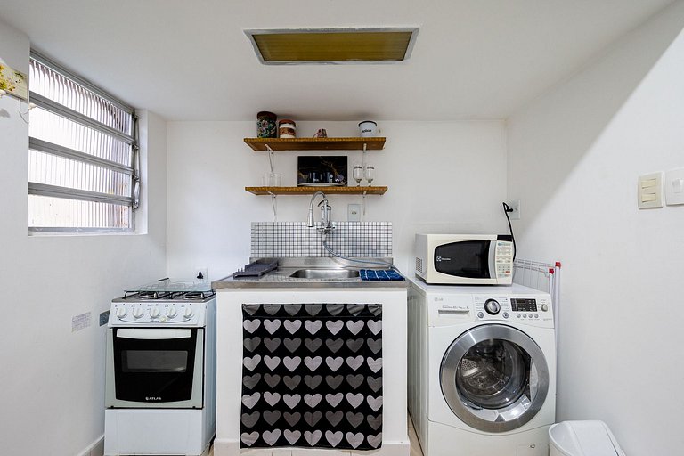 A 1 quadra da Praia do Leme, rodeado de comércios