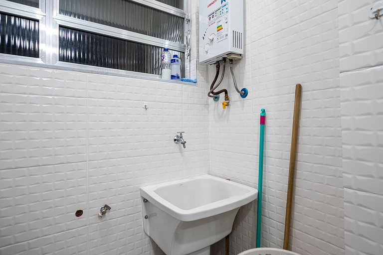 9 minutes from Copacabana Beach, next to subway