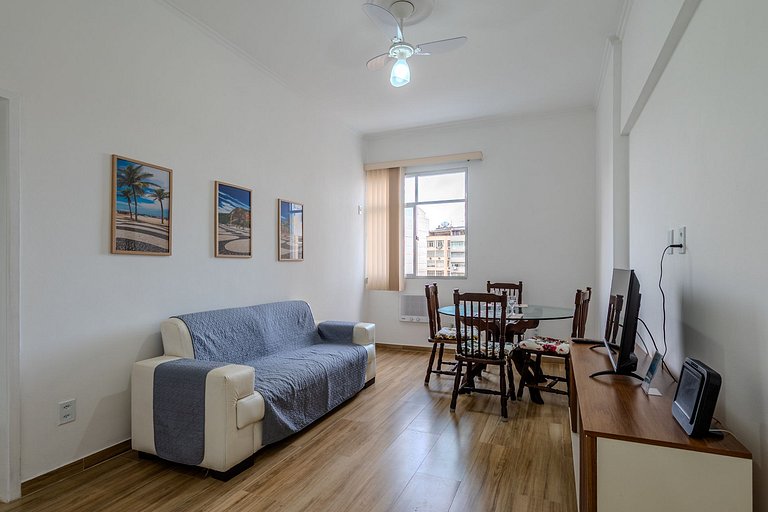 9 minutes from Copacabana Beach, next to subway