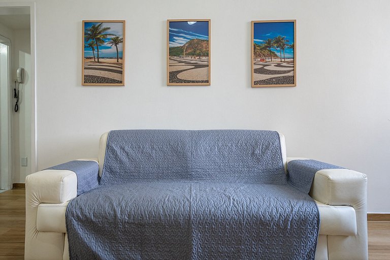 9 minutes from Copacabana Beach, next to subway