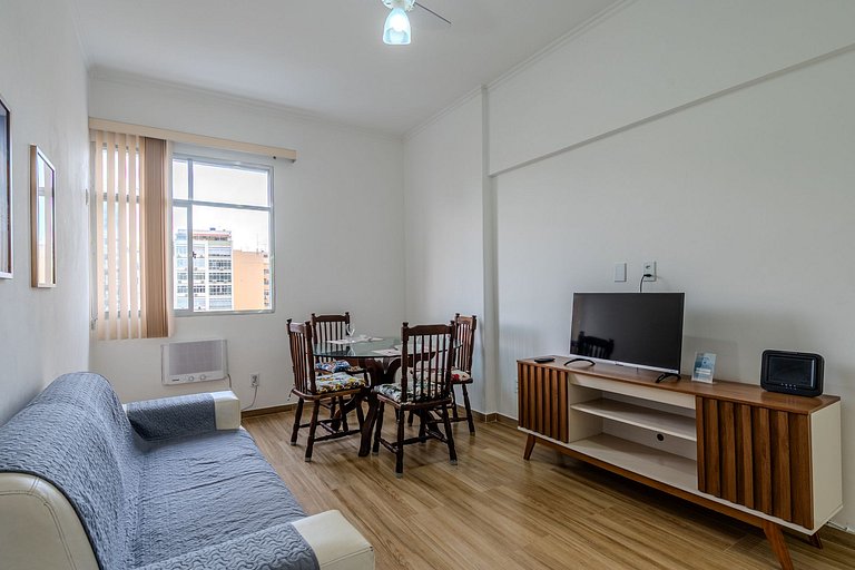 9 minutes from Copacabana Beach, next to subway