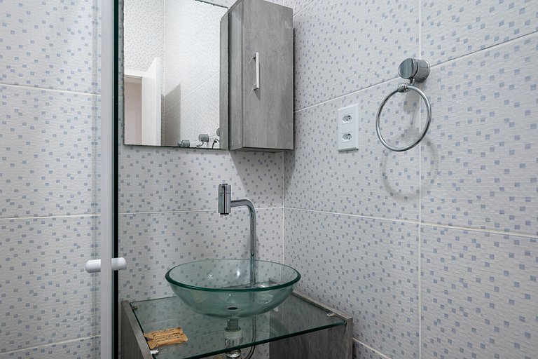 9 minutes from Copacabana Beach, next to subway