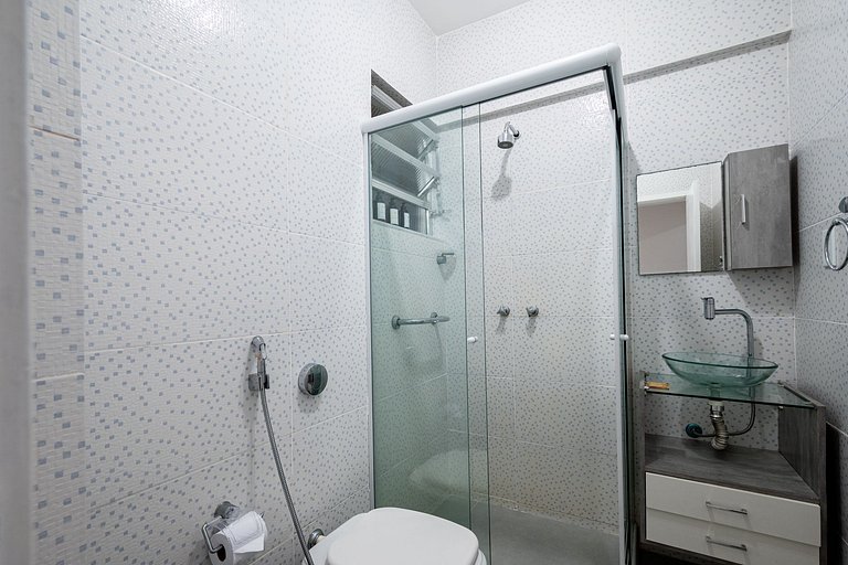 9 minutes from Copacabana Beach, next to subway