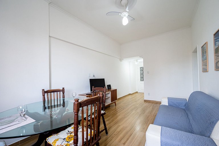 9 minutes from Copacabana Beach, next to subway