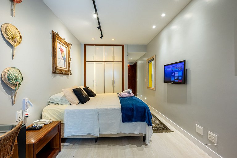 Versatile Apt, Pool, Sauna, and Gym in Arpoador