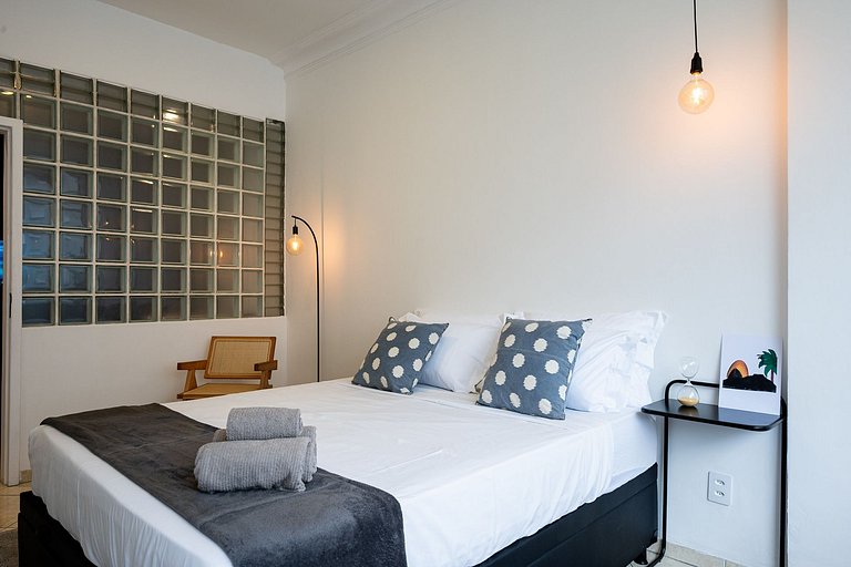 Post 6, a 3-minute walk from Copacabana Beach.