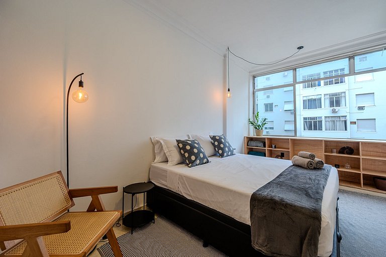 Post 6, a 3-minute walk from Copacabana Beach.